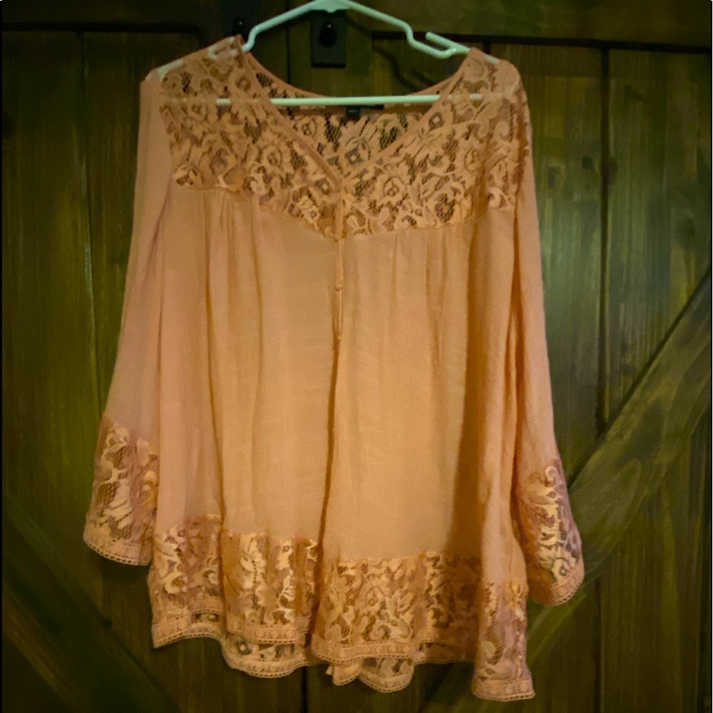 Brand new without tags Peach 🍑 blouse 1x very nice top! Non smoking home